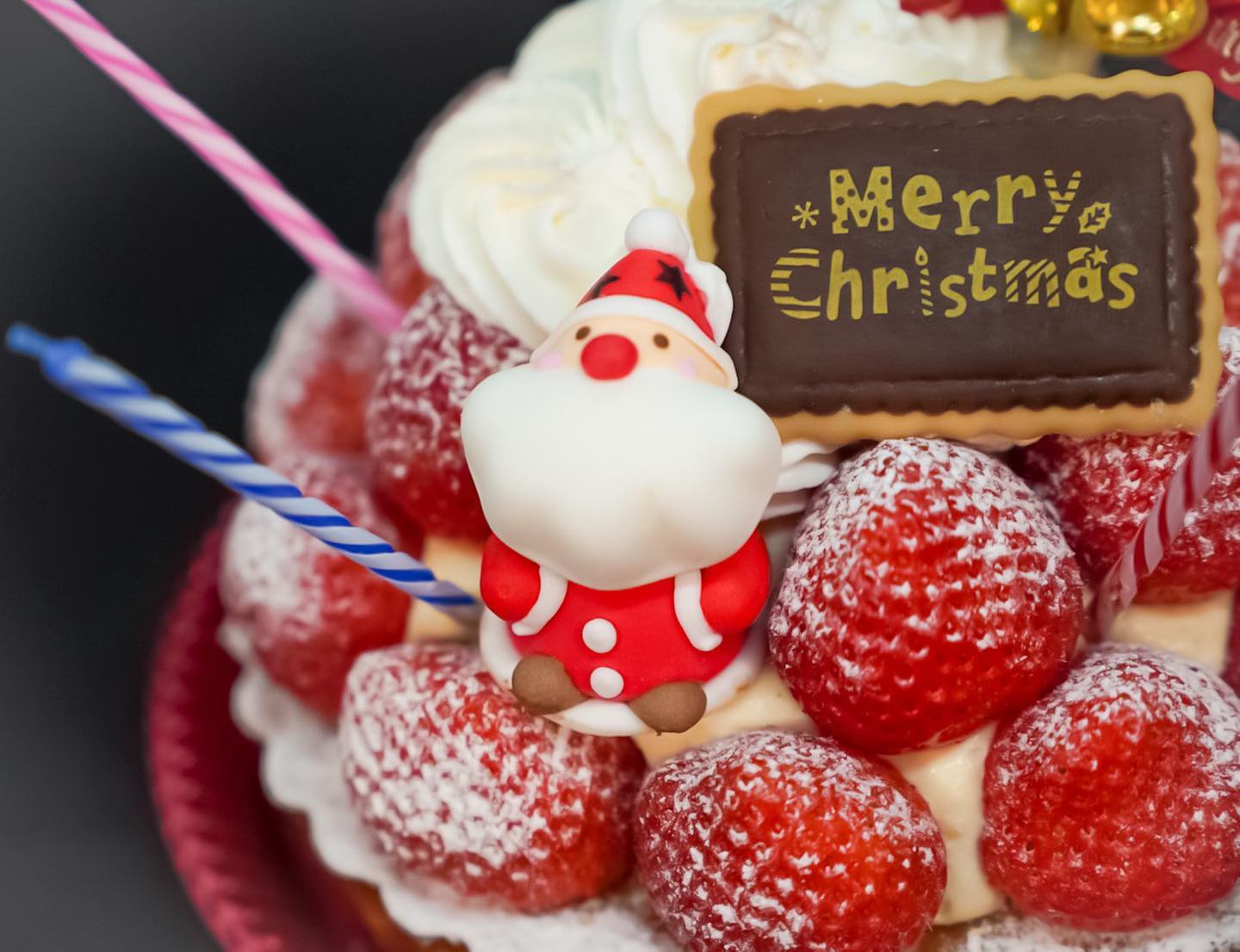 本日も沢山のお客様にご来店頂き誠にありがとうございました

2021 クリスマスケーキのご紹介をさせていただきます。

*Xmas 苺のタルト*

アーモンドクリームを絞り香ばしく焼き上げたタルト生地にカスタードクリームと苺を沢山飾った贅沢な一品です。

毎年人気のクリスマスケーキです滑らかなカスタードクリームと苺の程よい酸味をお楽しみくださいませ。

*限定商品の為、台数に達し次第ご予約終了となりますので、お早めのご予約をおすすめしております。

当店のクリスマスケーキを是非ご堪能くださいませ

※ クリスマスケーキのご予約に関しましては、店頭のみのお受け付けとなりまして、先にお支払い頂きましてご予約完了となります。

※ 日時・時間・商品の変更やキャンセルはお受け出来ませんので、大変お手数ではございますが再度ご確認の上、ご予約を宜しくお願い申し上げます。

明日も皆様のご来店をスタッフ一同心よりお待ちしております🥰宜しくお願い致します️
*
新型コロナウィルス感染症対策といたしまして、入り口にございます、アルコール消毒液と赤外線温度センサーをご使用下さいませ。

ご入店の際は、マスクの着用を宜しくお願い致します。

お並び頂く際は、ソーシャルディスタンスのご協力を宜しくお願い致します。

出来るだけ少人数様でのお買い物のご協力を宜しくお願い致します。

お客様及び店舗従業員の安心安全を第一に感染拡大防止に取り組みながら営業をして参ります。お客様には大変ご不便をお掛けしますが、ご理解とご協力を賜りますよう、心よりお願い申し上げます。

*