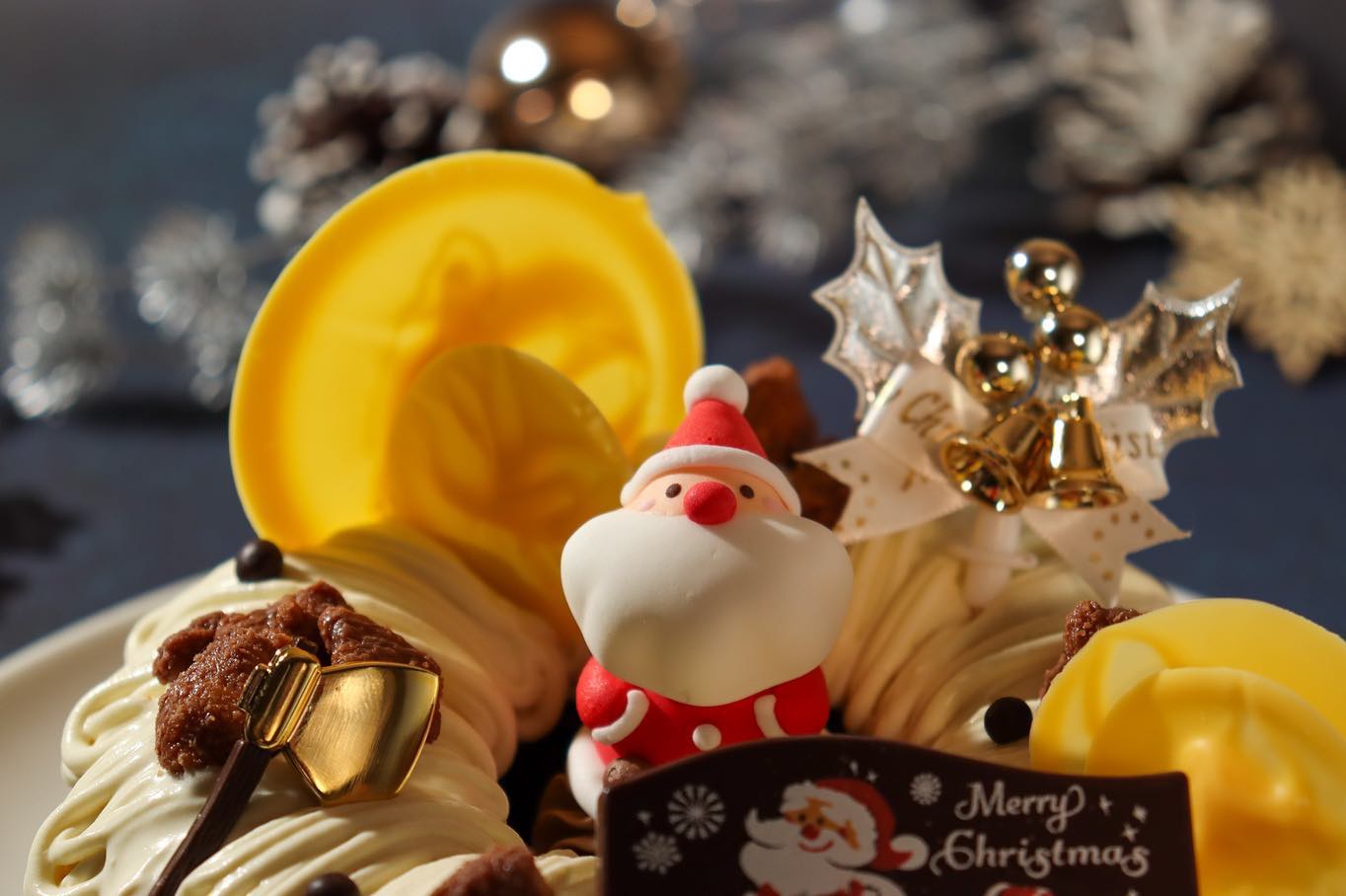 本日も1日宜しくお願い
致します

2022クリスマス新商品です

クーロンヌ・バナーヌ

チョコレートとキャラメル
2色のムースを焼バナナの
タルトと共に…
クリスマスリースをイメージ
したケーキです

5号サイズ　15㎝　　限定100台
　　　税込¥4266

是非当店のクリスマスケーキで
2022クリスマスをお楽しみ
くださいませ

ご予約の際には、レジの
システム上、勝手ながら
クリスマスケーキの代金は、
前払いとさせていただきます。

お電話・FAX・SNSでの
ご予約受付は、行っておりませんので、ご了承くださいませ。

予約数終了次第締め切らせて
いただきます。
お早めにご予約くださいませ。

飾りは、一部変更となる場合も
ございますので、ご了承ください。

ご予約の変更・キャンセルは、
お受け出来ませんので、予め
ご了承ください。

本日も皆様のお越しを
スタッフ一同心より
お待ちしております

ル・クレールのクレープ屋さん
カフェ・ド・バルーンにて、
販売しております焼き立て
クレープも是非