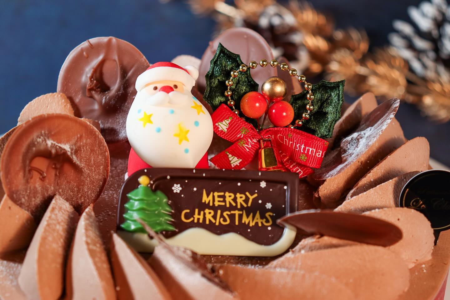 クリスマスケーキNO.2

Xmas生チョコデコレーション

チョコレートスポンジと生チョコクリーム 
のデコレーションケーキです。 
なめらかな口溶けをお楽しみください。

4 号 (12cm) ¥2,900 
( 税込 ¥3,130) 限定200台
5 号 (15cm) ¥3,600 
( 税込 ¥3,888) 
6 号 (18cm) ¥4,300 
( 税込 ¥4,644)
7 号 (21cm) ¥5,500 
( 税込 ¥5,940)
8 号 (24cm) ¥9,000 
( 税込 ¥9,720) 
10号(30cm)¥14,000 
( 税込 ¥15,120)