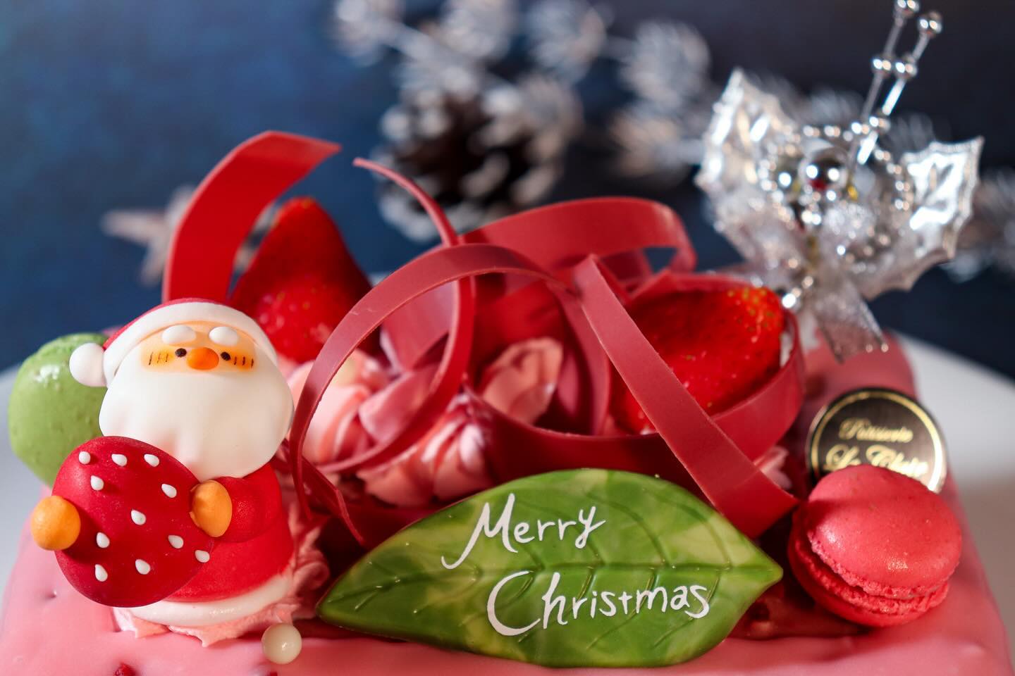 クリスマスケーキNO.7

X'masSAYA~サヤ~
5 号サイズ相当 (16.5×12cm)
¥4,000 ( 税込 ¥4,320) 
限定150台
 
人気のプティガトー SAYAを
クリスマス仕様に・・・ 
レモン香る爽やかなベリームースを 
お楽しみください。