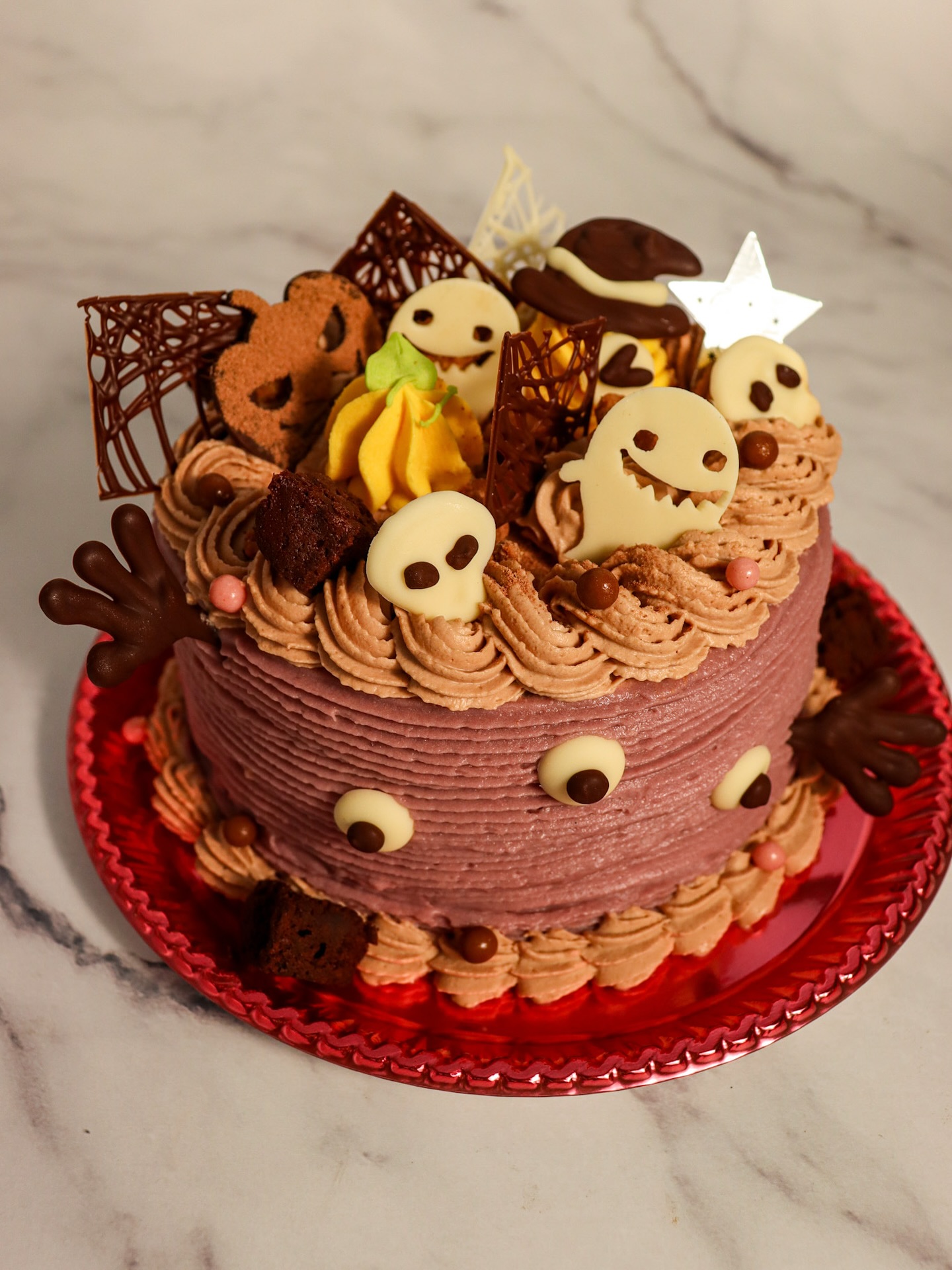 いつも当店のInstagramをご覧いただき
誠にありがとうございます
ハロウィン限定ケーキのご紹介です
𓏸︎︎︎︎𓈒 𓂃 ハロウィンパーティー 𓂃 𓈒𓏸
12㎝ ¥3500税込
ココアのスポンジにチョコクリームと板チョコをサンドし
ミイラをイメージした紫芋クリームを絞りました
上ではオバケたちが何やらパーティーをしているようです⸒⸒
お電話でのご予約も承っております!
限定商品の為、完売の際にはご容赦ください
11月1日より2025クリスマスケーキのご予約
スタートいたします
店頭受付・オンライン受付の2種類となります。
ご予約完了後の変更又は、キャンセルが
できませんのでお気をつけください♀️
後日ラインナップをご紹介させていただきます
明日も皆様のお越しをスタッフ一同心より
お待ちしております
