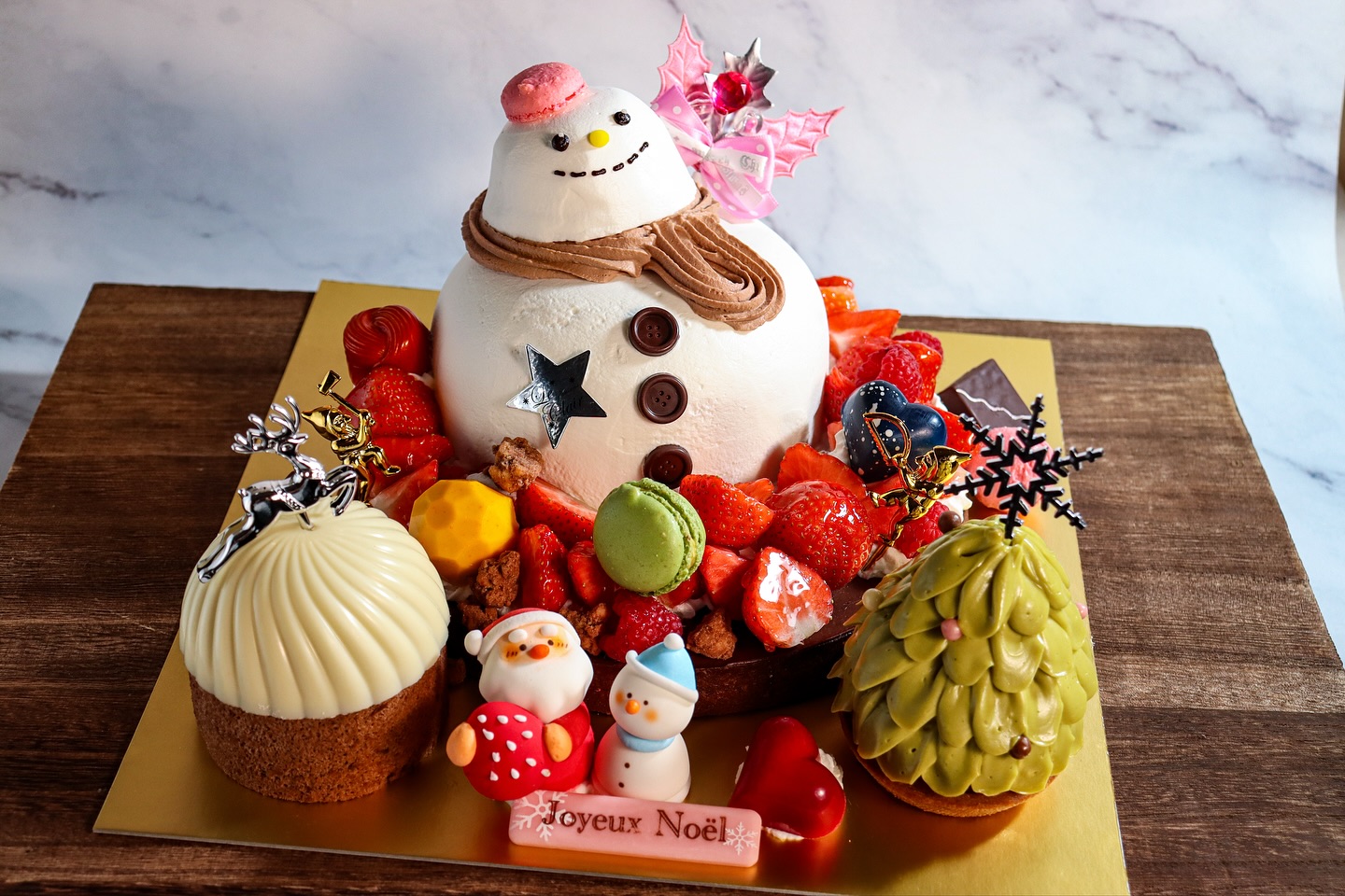 大変お待たせ致しました!
𝟐𝟎𝟐𝟓 プレミアムデコレーションケーキのご紹介です
ベリーソースが入った生チョコタルトに
いちご、マカロン、トリュフ6種類をたっぷり飾りました♡.·*.
その上には生クリームデコレーションとレアチーズで
ホワイトクリスマスをイメージして大きな雪だるまを作りました
手前にはキャラメルチョコロールのお家と
ピスタチオクリームで作ったツリーでプレミアム感満載です
迫力ある大きなケーキで是非ご家族やご友人で
素敵なクリスマスをお楽しみください
¥12025 税込み価格